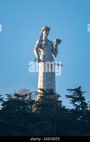 Tiflis, Georgien - 08.12.2019: Das Denkmal des berühmten georgischen Symbol Qartlis deda. Mutter der Georgier Statue. Stockfoto