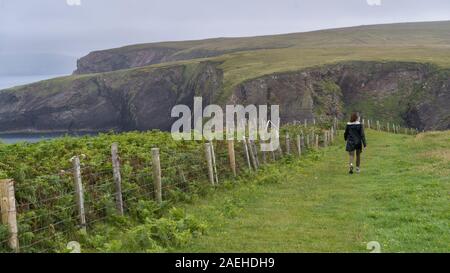 Frau gehen auf Trail, erris Head Rundweg, Belmullet, County Mayo, Irland Stockfoto