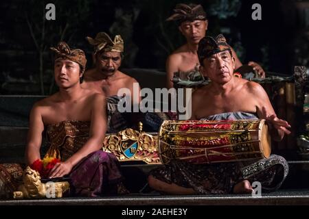 Traditionelle balinesische Janger Leistung unter den Sternen in Ubud, Bali Stockfoto