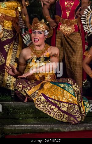 Traditionelle balinesische Janger Leistung unter den Sternen in Ubud, Bali Stockfoto