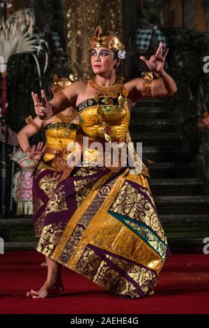 Traditionelle balinesische Janger Leistung unter den Sternen in Ubud, Bali Stockfoto