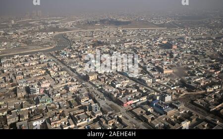 Kabul, Afghanistan. 03 Dez, 2019. Blick auf die afghanische Hauptstadt Kabul mit Fluss gleichen Namens. Quelle: Britta Pedersen/dpa-Zentralbild/ZB/dpa/Alamy leben Nachrichten Stockfoto