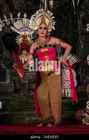 Traditionelle balinesische Janger Leistung unter den Sternen in Ubud, Bali Stockfoto