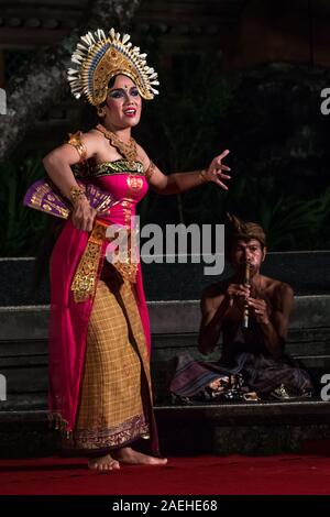 Traditionelle balinesische Janger Leistung unter den Sternen in Ubud, Bali Stockfoto