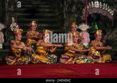 Traditionelle balinesische Janger Leistung unter den Sternen in Ubud, Bali Stockfoto