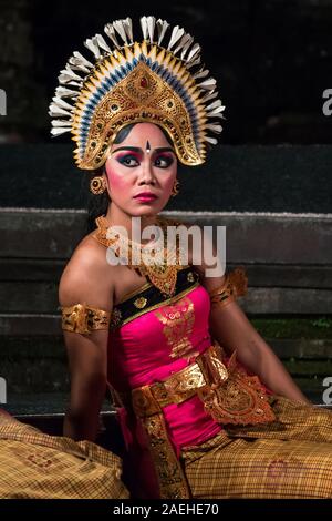 Traditionelle balinesische Janger Leistung unter den Sternen in Ubud, Bali Stockfoto