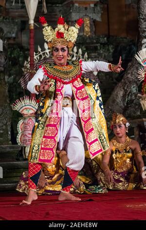 Traditionelle balinesische Janger Leistung unter den Sternen in Ubud, Bali Stockfoto