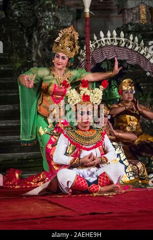 Traditionelle balinesische Janger Leistung unter den Sternen in Ubud, Bali Stockfoto