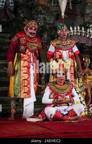 Traditionelle balinesische Janger Leistung unter den Sternen in Ubud, Bali Stockfoto