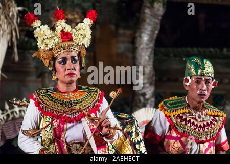 Traditionelle balinesische Janger Leistung unter den Sternen in Ubud, Bali Stockfoto