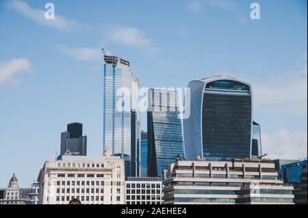 London, England - Die Bank district in Central London mit berühmten Wolkenkratzer und andere Sehenswürdigkeiten bei Sonnenuntergang mit grauer Himmel - Großbritannien Stockfoto
