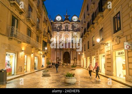 Fussgängerzone Corso Vittorio Emanuele und Rathaus Palazzo Cavarretta in der Abenddämmerung, Trapani, Sizilien, Italien, Europa | Fußgängerzone Co Stockfoto