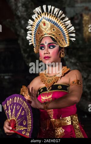 Traditionelle balinesische Janger Leistung unter den Sternen in Ubud, Bali Stockfoto