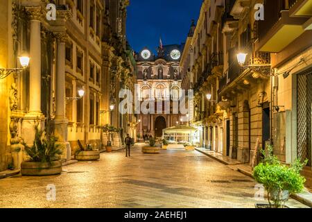 Fussgängerzone Corso Vittorio Emanuele und Rathaus Palazzo Cavarretta in der Abenddämmerung, Trapani, Sizilien, Italien, Europa | Fußgängerzone Co Stockfoto