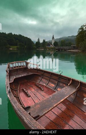 Holz- beiboot Ruderboot auf See in morgen auf See Bohinj, Slowenien Stockfoto