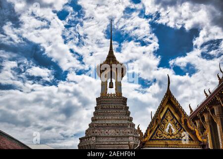 Bangkok, Thailand 11.24.2019: Eine traditionelle thailändische Glockenturm (Wachturm) mit detaillierten, Mosaik Artwork und goldfarbenem Design im Wat Phra Kaew (Tempel der Stockfoto