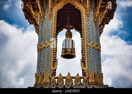 Bangkok, Thailand 11.24.2019: Eine traditionelle thailändische Glockenturm (Wachturm) mit detaillierten, Mosaik Artwork und goldfarbenem Design im Wat Phra Kaew (Tempel der Stockfoto