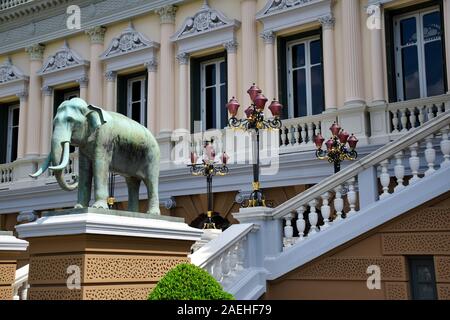 Bangkok, Thailand 11.24.2019: Eingang Fassade und Treppen dekoriert mit Elefant Statuen und schönen Claret, goldenen und schwarzen Stehlampen Der Stockfoto