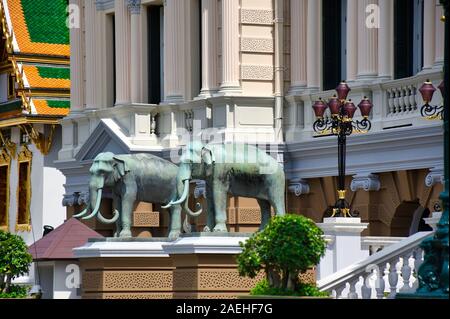 Bangkok, Thailand 11.24.2019: Eingang Fassade und Treppen dekoriert mit Elefant Statuen und schönen Claret, goldenen und schwarzen Stehlampen Der Stockfoto