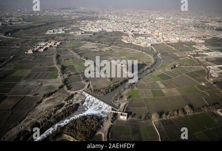 Kabul, Afghanistan. 03 Dez, 2019. Blick auf die afghanische Hauptstadt Kabul mit Fluss gleichen Namens. Quelle: Britta Pedersen/dpa-Zentralbild/ZB/dpa/Alamy leben Nachrichten Stockfoto