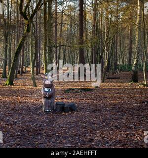 Eine aus Holz geschnitzte Statue eines Babys Gruffalo in einem herbstlichen Thorndon Park North in Brentwood, Essex, an. Stockfoto