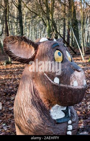 Eine aus Holz geschnitzte Statue eines Babys Gruffalo in einem herbstlichen Thorndon Park North in Brentwood, Essex, an. Stockfoto