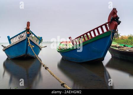 Fischerboote in der Nähe noch See von Bhigwan, Maharashtra geparkt Stockfoto