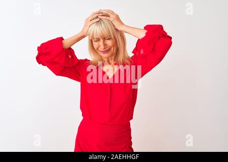 Mittleres Alter Geschäftsfrau tragen elegante Hemd stehend über isoliert weißer Hintergrund Kopfschmerzen leiden, verzweifelte und betonte, weil Schmerz und Stockfoto