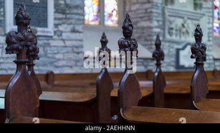 Close-up dekorative Bankreihen in der Kirche, Londonderry, Nordirland, Irland Stockfoto
