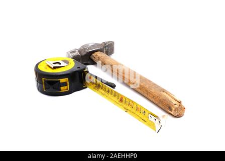 Werkzeuge-Sammlung - alte rostige Maßband und alten Hammer mit Holzgriff auf weißem Hintergrund Stockfoto
