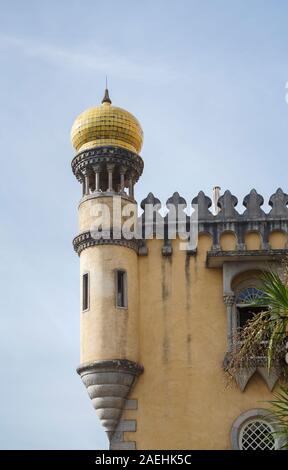 Ansicht eines Gold gewölbte runde Ecke Revolver die reich verzierten Pena Palast, in den Bergen oberhalb von Sintra, in der Region Lissabon, Portugal Stockfoto