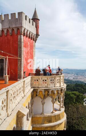 Blick auf eine runde Ecke Revolver die reich verzierten Pena Palast, in den Bergen oberhalb von Sintra, in der Region Lissabon, Portugal Stockfoto