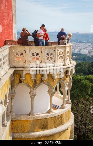 Blick auf eine runde Ecke Revolver die reich verzierten Pena Palast, in den Bergen oberhalb von Sintra, in der Region Lissabon, Portugal Stockfoto