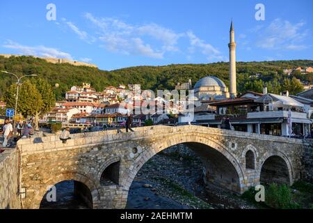 Blick über die Altstadt von Prizren und der Sinan Pascha Moschee aus der Steinbrücke über den Fluss Bistrica. im Kosovo, zentralen Balkan. Stockfoto