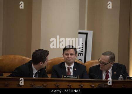Washington, United States. 09 Dez, 2019. (Von rechts nach links). Rep. Matt Gaetz (R-FL), Rep. Mike Johnson (R-LA) und Rep. Andy Biggs (R-AZ) sprechen miteinander während einer öffentlichen Anklage Anfrage Anhörung des Repräsentantenhauses auf dem Capitol Hill in Washington, DC, am 9. Dezember 2019. Foto von Anna Moneymaker/UPI Quelle: UPI/Alamy leben Nachrichten Stockfoto