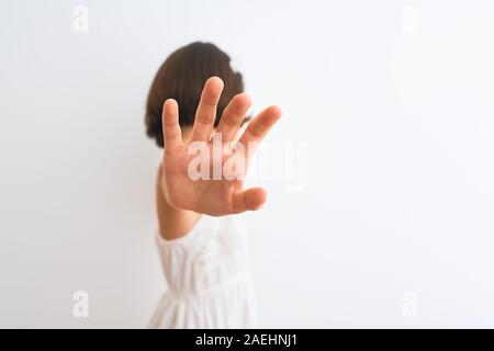 Schönes kind Mädchen mit Princess Crown stehend über isoliert weißer Hintergrund, die Augen mit der Hand und dem Tun stoppen Geste mit traurigen und Angst Stockfoto