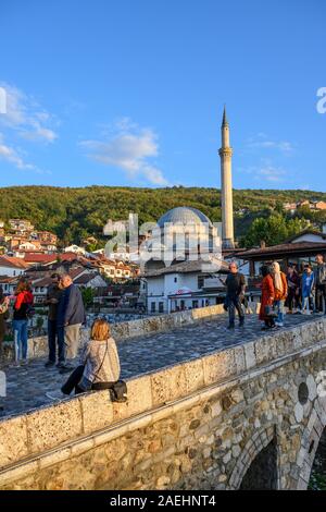 Blick über die Altstadt von Prizren und der Sinan Pascha Moschee aus der Steinbrücke über den Fluss Bistrica. im Kosovo, zentralen Balkan. Stockfoto