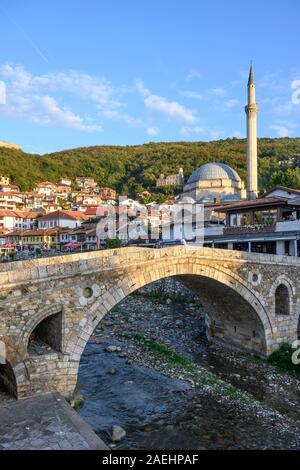 Blick über die Altstadt von Prizren und der Sinan Pascha Moschee aus der Steinbrücke über den Fluss Bistrica. im Kosovo, zentralen Balkan. Stockfoto