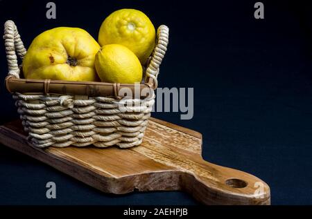 Stillleben mit Korb und gelbe Früchte des Herbstes Stockfoto