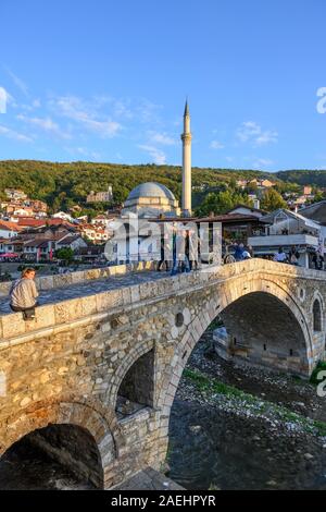 Blick über die Altstadt von Prizren und der Sinan Pascha Moschee aus der Steinbrücke über den Fluss Bistrica. im Kosovo, zentralen Balkan. Stockfoto