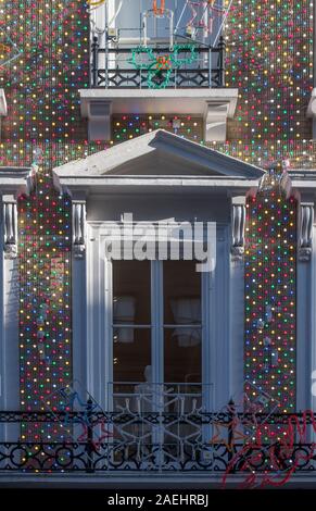 Mayfair, London, Großbritannien. 9. Dezember 2019. Geschäften und Gebäuden für die Weihnachtszeit in Londons exklusiven Shopping durchgangsstraßen zwei Wochen vor Weihnachten dekoriert. Credit: Malcolm Park/Alamy Leben Nachrichten. Stockfoto