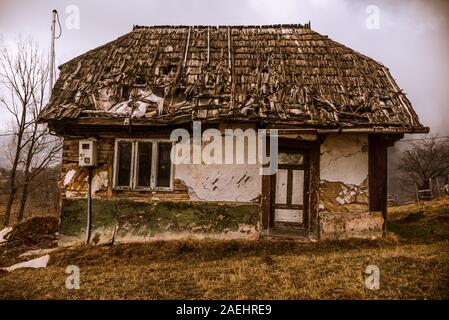 Zerstörten alten traditionellen Haus aus Siebenbürgen, Schloss Bran, Magura Brasov Stockfoto