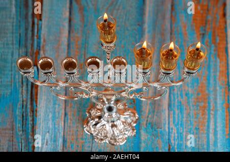 Leuchten Kerzen am dritten Tag der jüdische Feiertag Hanukkah. Kerzen brennen auf das Licht der Menora Stockfoto