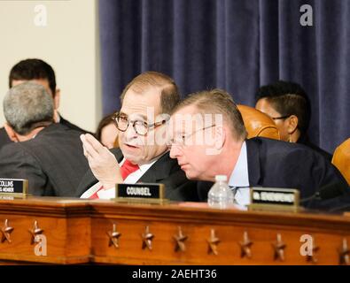 United States Vertreter Jerrold Nadler (Demokrat von New York), und die Vereinigten Staaten Vertreter Doug Collins (Republikaner für Georgien), Ranking, US-Repräsentantenhauses, Sprechen während des United States House Committee auf die Justiz als "die Amtsenthebung Untersuchung Präsident Donald J. Trumpf: Präsentationen aus den USA House Permanent Select Committee on Intelligence und US-Justiz Ausschuss" auf dem Capitol Hill in Washington, DC am Montag, 9. Dezember 2019. Quelle: Alex Wroblewski/CNP/MediaPunch Stockfoto