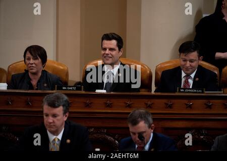 United States Vertreter Matt Gaetz (Republikaner für Florida), Mitte, spricht während einer öffentlichen Anklage Anfrage Anhörung mit der US-Justiz Ausschuss auf dem Capitol Hill in Washington, DC, am 9. Dezember 2019. Im Bild links ist uns Vertreter Martha Roby (Republikaner von Alabama) und auf der rechten Seite ist uns Vertreter Mike Johnson (Republikaner von Louisiana) Credit: Anna Moneymaker/Pool über CNP/MediaPunch Stockfoto