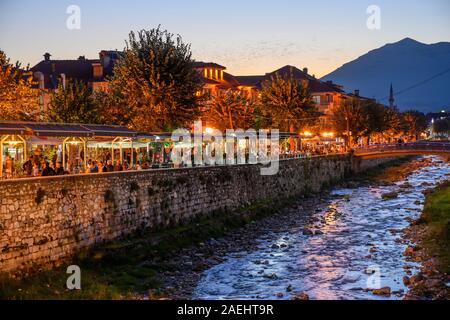 Cafés und Restaurants, die von der Seite e des Bistrica Fluss in der Altstadt von Prizren. Prizren, Kosovo, zentralen Balkan. Stockfoto