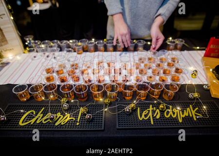 Eine Reihe von Cocktails aufgereiht in einem festlich geschmückten Tisch Stockfoto