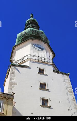 Turm von Michael's Gate in der Altstadt über blauen Himmel, Bratislava, Slowakei Stockfoto