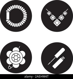 Zubehör Symbole der Frauen gesetzt. Brosche, Kette, Haar scrunchy, Lip Gloss. Vektor weisse Silhouetten Abbildungen in schwarzen Kreisen Stock Vektor