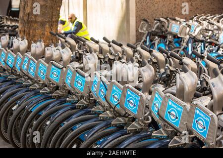 Barclays Fahrrad Schema Leihräder in London, Vereinigtes Königreich. Ein öffentlicher Verleih Schema zu ermutigen, mehr Reisen mit dem Fahrrad genommen werden. Stockfoto